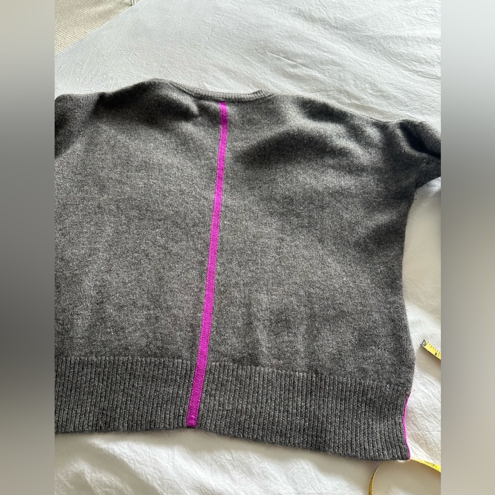360 Cashmere Cozy Gray V-Neck Sweater, size large - Picture 7 of 14